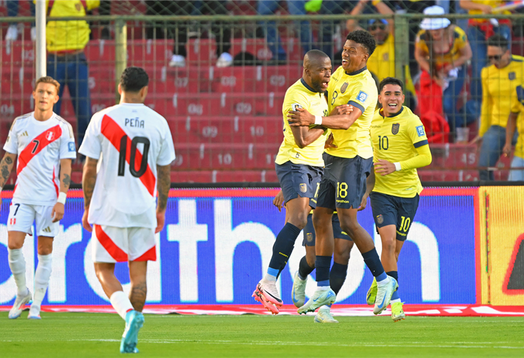 Jugadores de Ecuador celebran el triunfo ante Perú. Foto. AFP