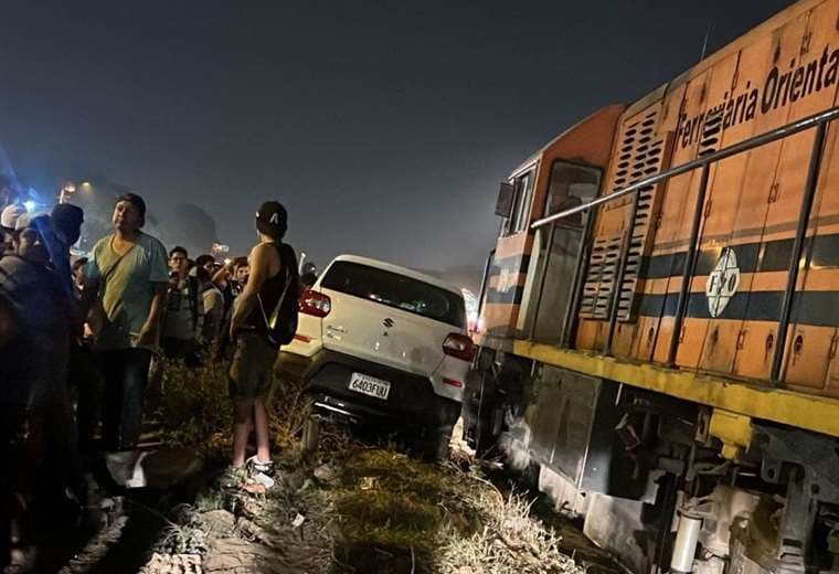 El vehículo fue arrastrado por el tren/Foto: RRSS