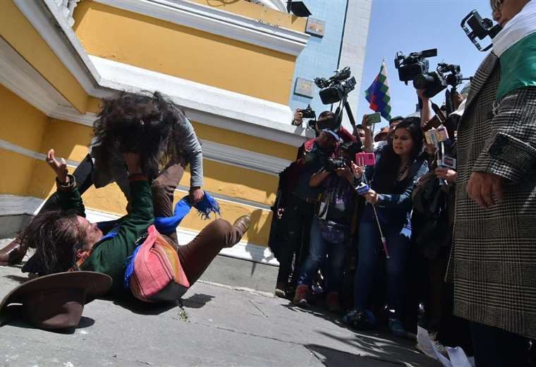 Marcha de la COB termina en enfrentamientos en puertas de la Asamblea Legislativa