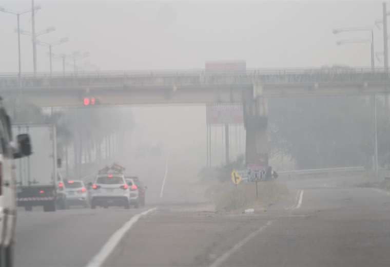 El humo por los incendios se hizo notar en Viru Viru