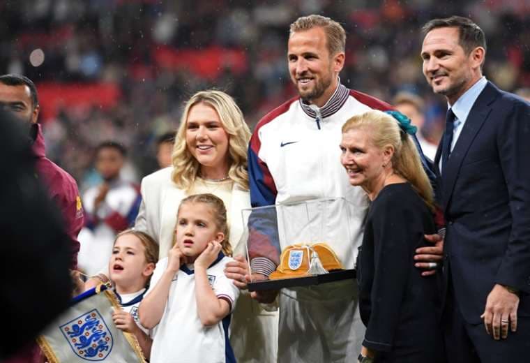 Harry Kane recibió el reconocimiento acompañado por su familia. Foto: AFP