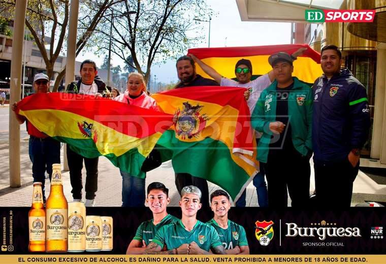 Los hinchas bolivianos dicen presente en Santiago. Foto: Joel Justiniano