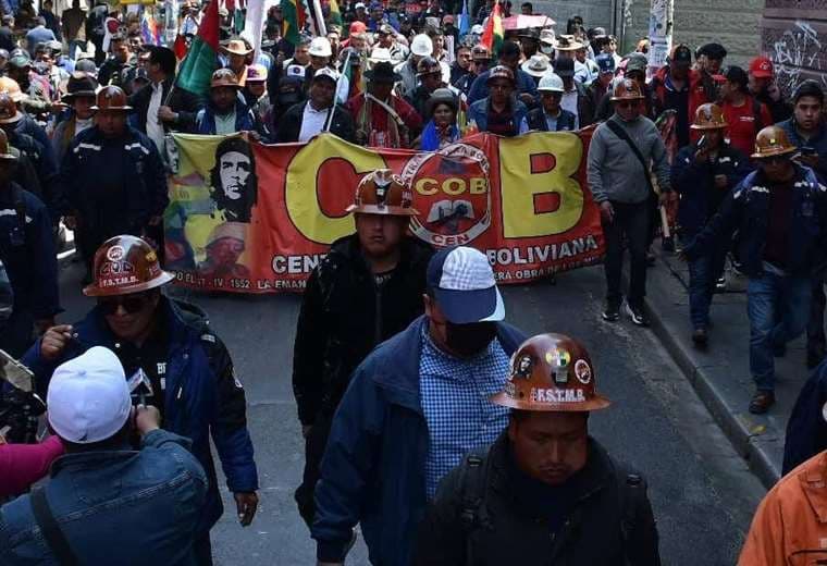 Custodiado por mineros marchó Huarachi y compañía (foto:APG Noticias)