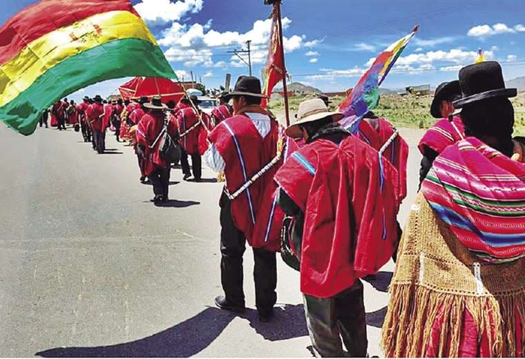 Marcha de los campesinos Ponchos Rojos de la provincia Omasuyos de La Paz