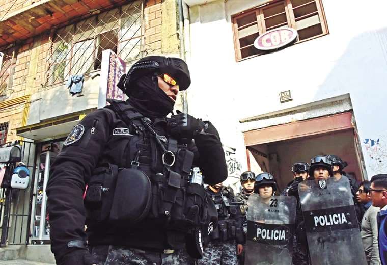 Policía resguarda las instalaciones de la COB después de la toma evista