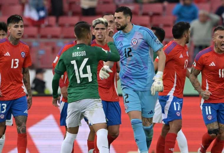 Chile no pudo salir de su mal momento y lo pagó caro ante Bolivia. Foto: AFP