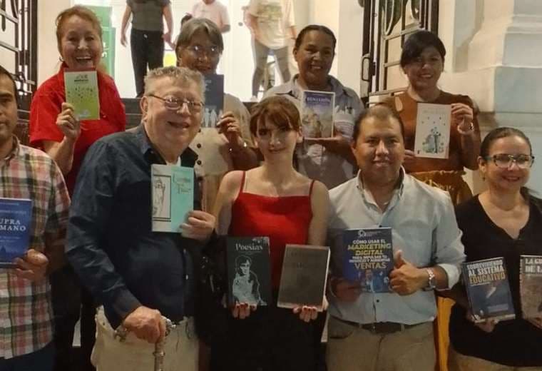 Fiesta del libro en homenaje a Santa Cruz