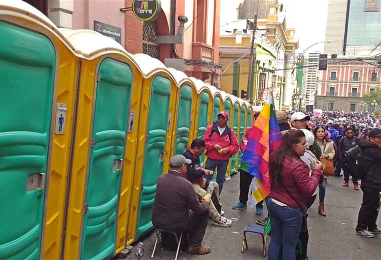 Instalaron baños químicos en la Plaza Murillo para apoyar medida de la COB