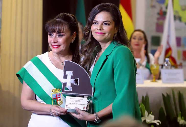 Jean Carla Terrazas se emocionó con el reconocimiento. Fotos: Jorge Gutiérrez 