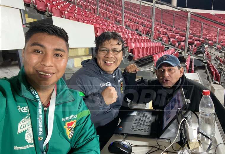 Joel, Mauricio y Julio en el Estadio Nacional de Chile, felices tras la victoria.