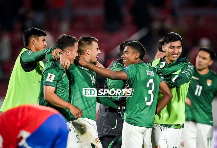 Los jugadores de la selección festejan el triunfo.