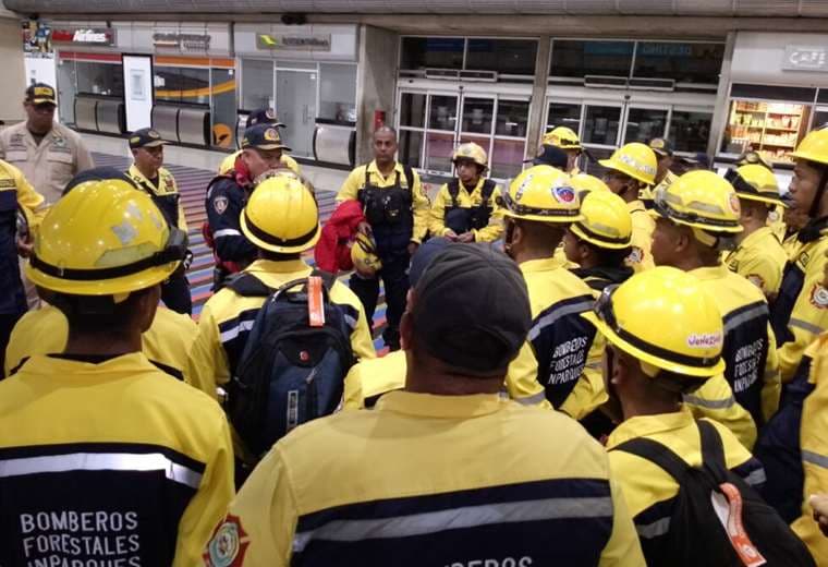 Se espera la llegada de más de 60 bomberos y expertos en incendios forestales de Venezuela 