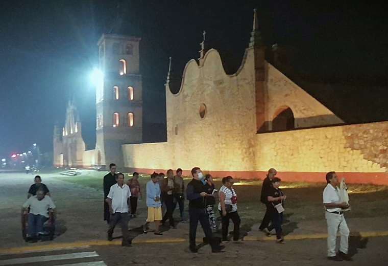 Un grupo de feligreses de San José de Chiquitos salió a las calles en rogativa, pidiendo clemencia y lluvia a Dios