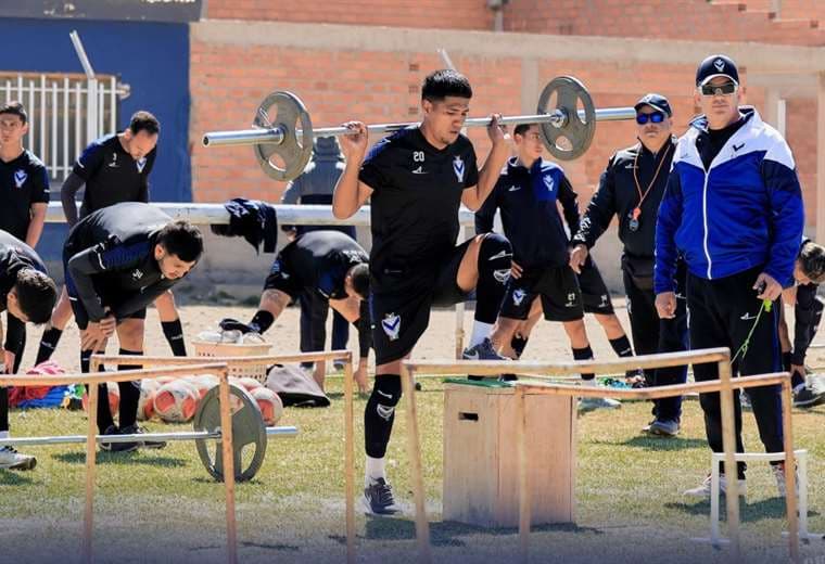 El equipo santo se entrena a órdenes de Julio C. Baldivieso (dcha.). Foto: Prensa GVSJ