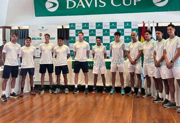 Los equipos de Uruguay (izq.) y Bolivia, listos para enfrentarse. Foto: FBT