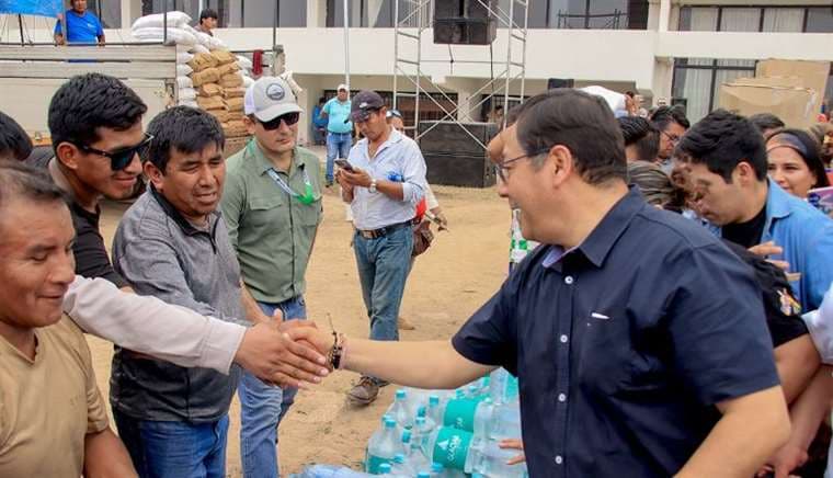 El mandatario repartió ayuda en las regiones afectadas por el fuego/Foto:  Redes