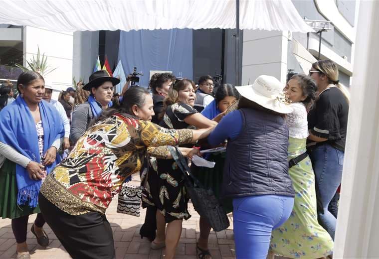 Grupos afines a Evo Morales agreden a activista. / Foto: APG Noticias