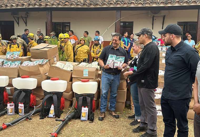 Atrás de Arce y sus ministros, aparecen los bomberos voluntarios/Foto: Linda  Gonzales