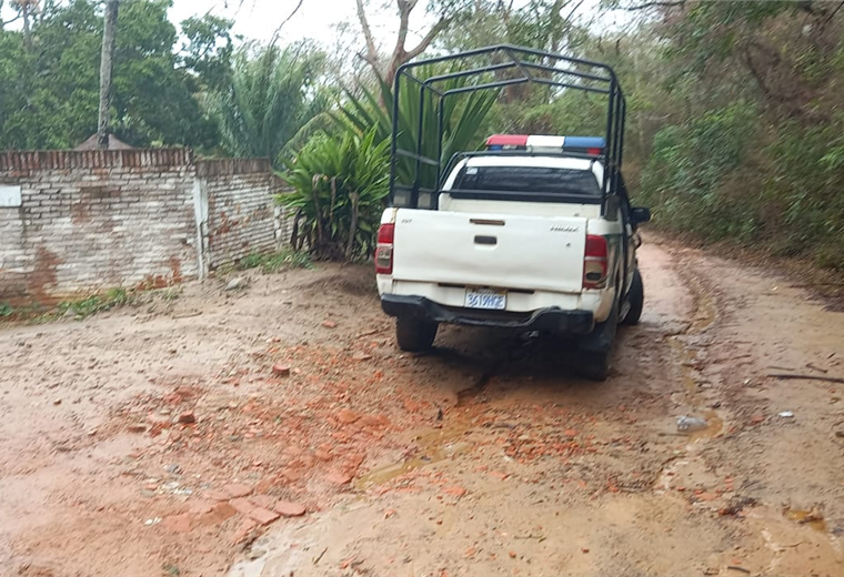 Una camioneta de la Policía resguarda la propiedad de la familia Schmidt