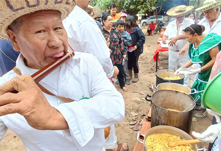 Hubo majadito, tamborita y juegos populares en el río Piraí. Foto. Ricardo Montero  