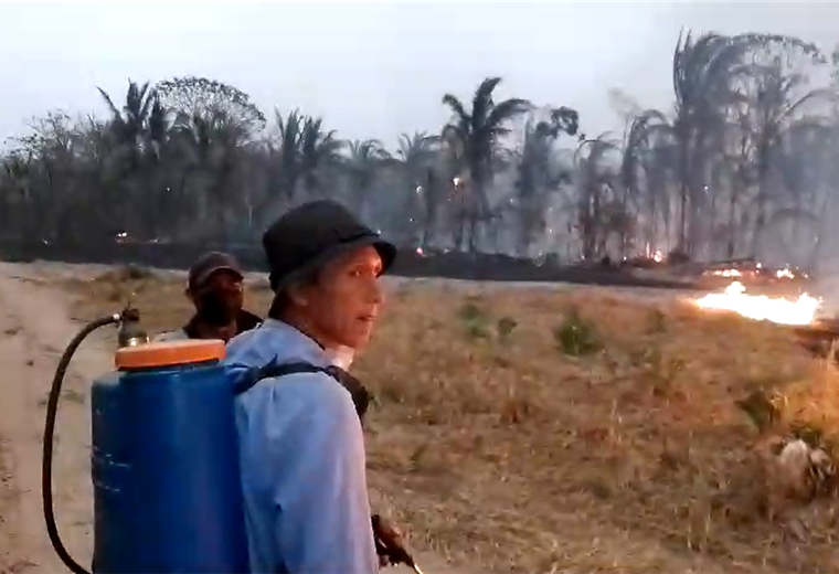 Continúan los incendios en Yaguarú este 15 de septiembre. Foto. Berman Acabay 