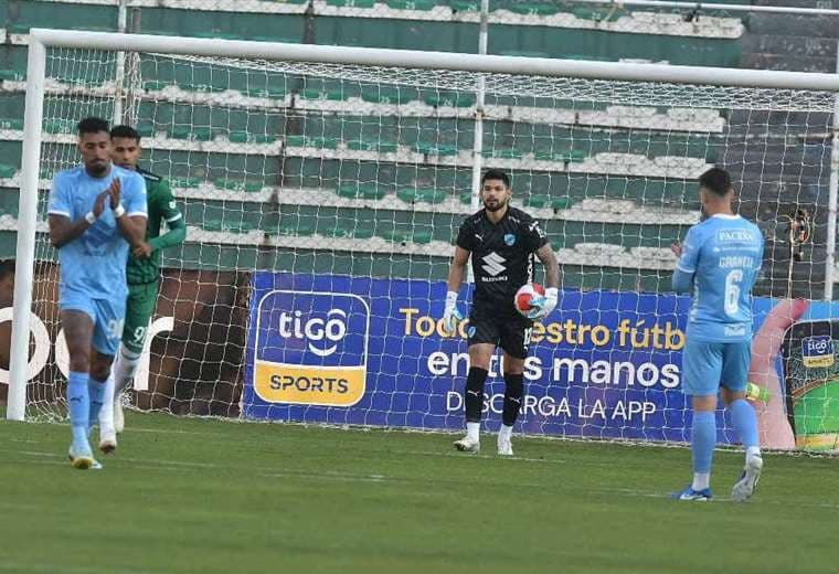 Momento en el que Gilbert Álvarez entrega el balón a Cordano.