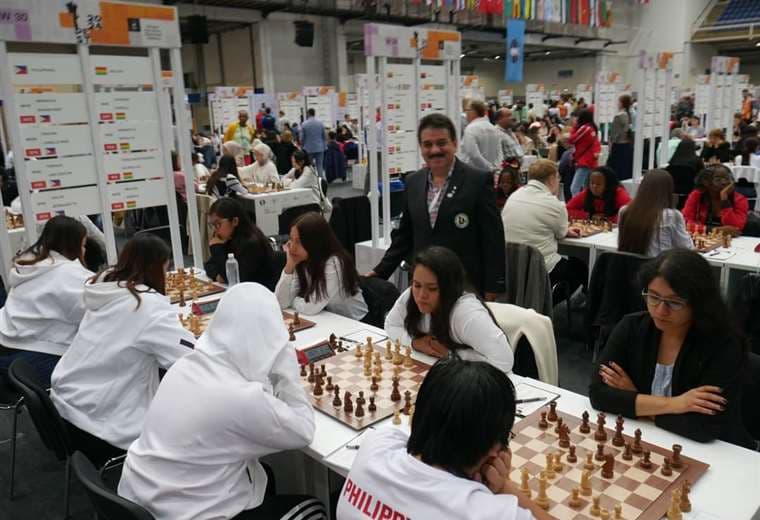 El equipo femenino de Bolivia enfrentándose a Filipinas. Foto: FIDE América