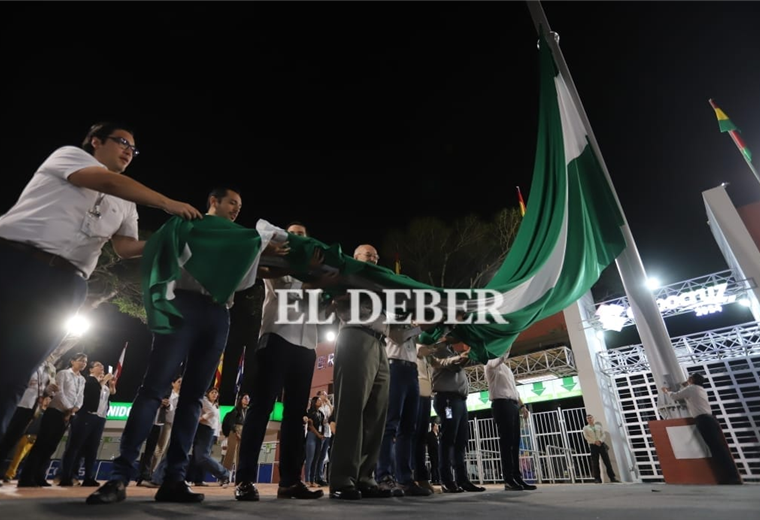 Fexpocruz iza bandera de 120 metros cuadrados, la más grande de Santa Cruz 