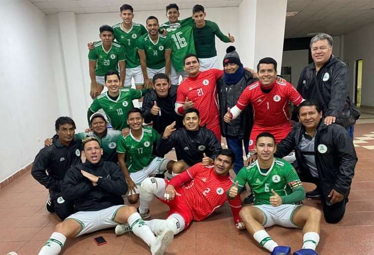 Festejo de CRE en el vestuario en el coliseo Ciudad de Potosí. Foto: CRE