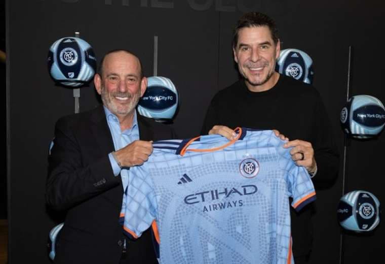 Marcelo Claure (dcha.) posó con la polera del New York City FC. Foto: M. Claure