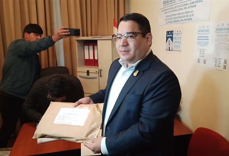 El abogado, Róger Mariaca, presenta sus documentos en la Comisión Mixta