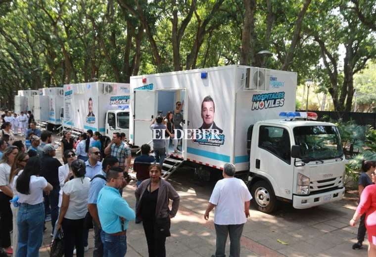 El mismo alcalde entregó los hospitales móviles. Fotos: Fuad Landívar