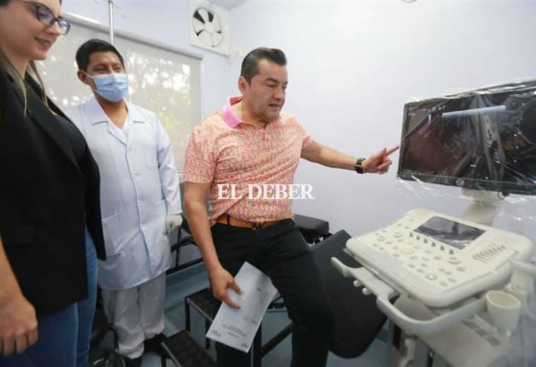 El mismo alcalde entregó los hospitales móviles. Fotos: Fuad Landívar