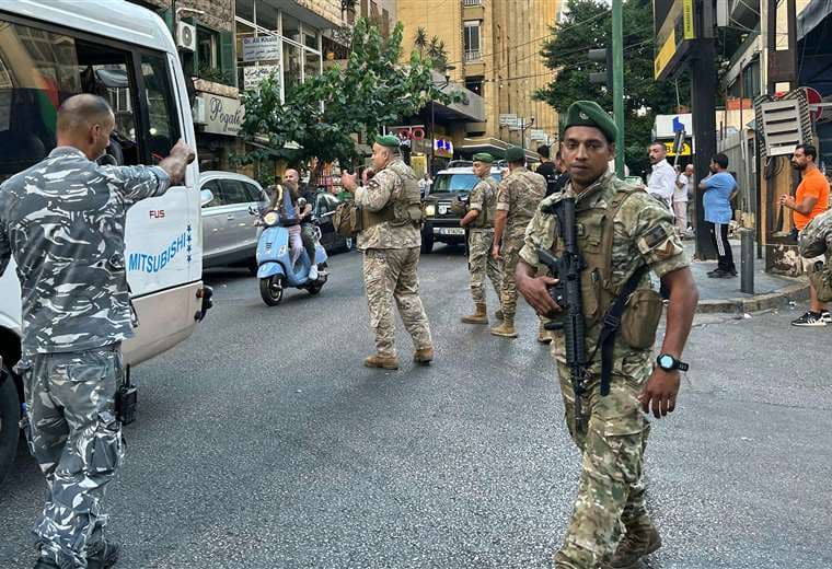 Hezbolá y Líbano culpan a Israel por una explosión simultánea de aparatos buscapersonas que deja varios muertos y miles de heridos