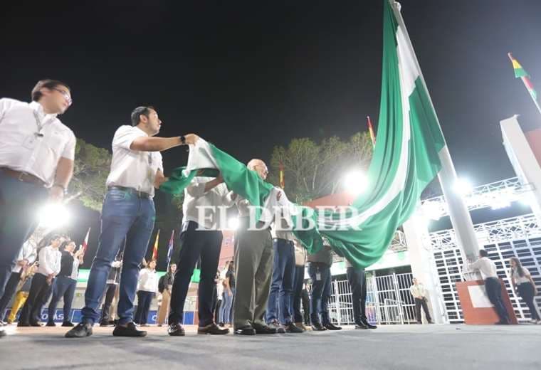 La bandera más grande de Santa Cruz está en Fexpocruz. Fotos: Jorge Gutiérrez