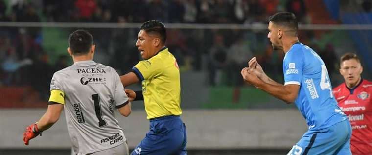 Quenta dirigiendo un partido entre Wilstermann y Blooming en Cochabamba.