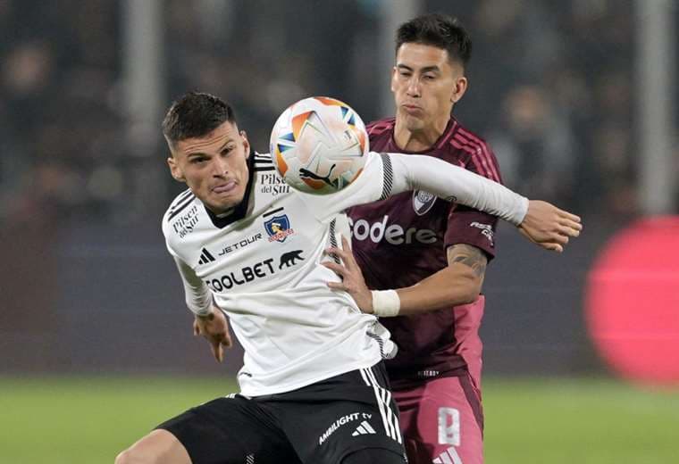 Cepeda de Colo Colo y Meza de River en la disputa del balón. Foto: AFP