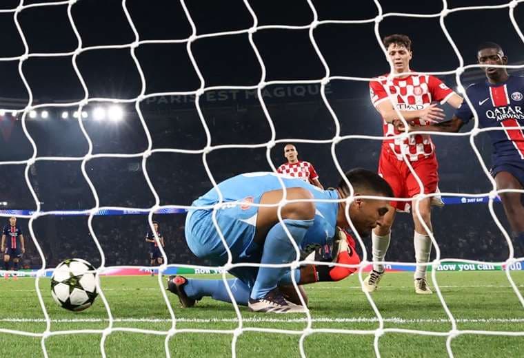 Momento en el que el arquero Paulo Gazzaniga ‘regaló’ el gol al PSG. Foto: AFP