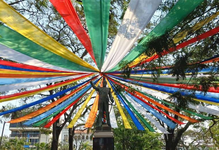 Distinciones y actividades culturales realzan el homenaje al mes cívico