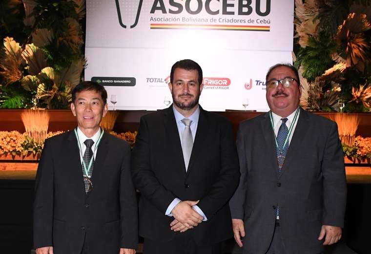 Nacif, centro, presidente de Asocebú, junto a los galardonados 