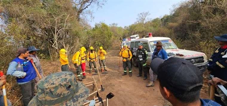 Bomberos trabajan en Mairana para contener incendios en comunidad de Rancho Chávez