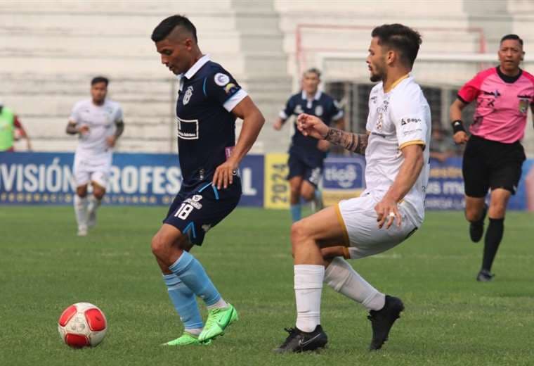 Jaldín (izq.) de San Antonio protege el balón ante la marca de López. Foto: APG