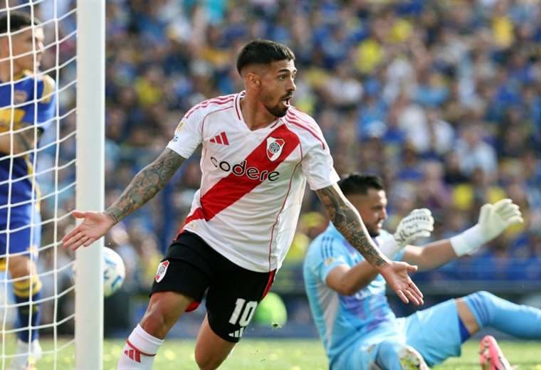 Manuel Lanzini inicia el festejó tras marcarle el gol a Boca. Foto: AFP