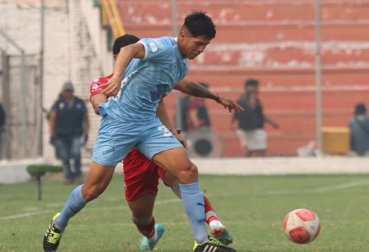 El jugador de Bolívar Ervin Vaca elude la marca de un rival. Foto: APG Noticias