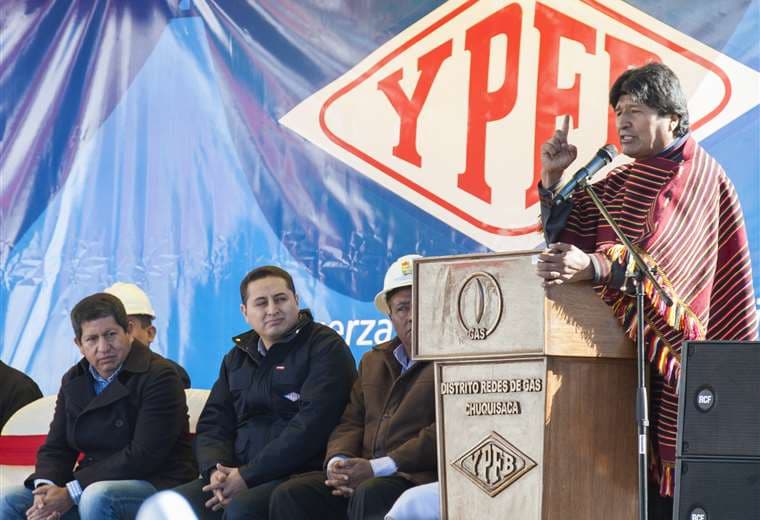 Evo Morales, junto a los entonces titulares de Hidrocarburos y de YPFB/Foto: Archivo