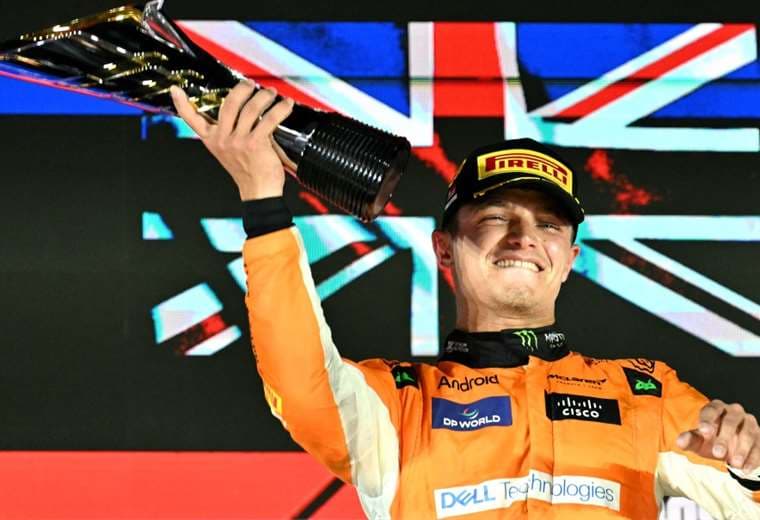 Lando Norris en lo más alto del podio con su trofeo de ganador. Foto: AFP