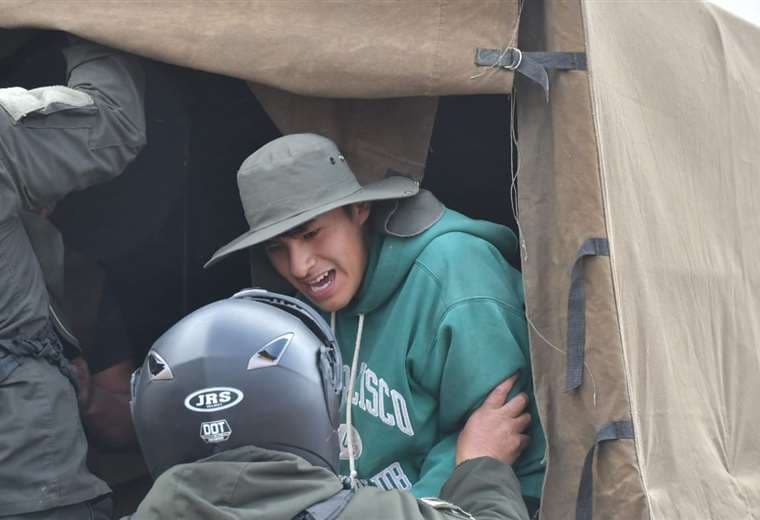 La policía lleva un aprehendido de en Ventilla (Foto:APG Noticias) 