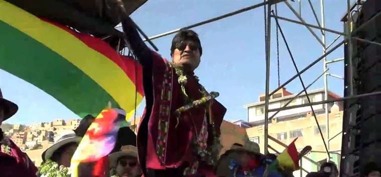 Evo Morales en el palco del mitin que organizó el evismo