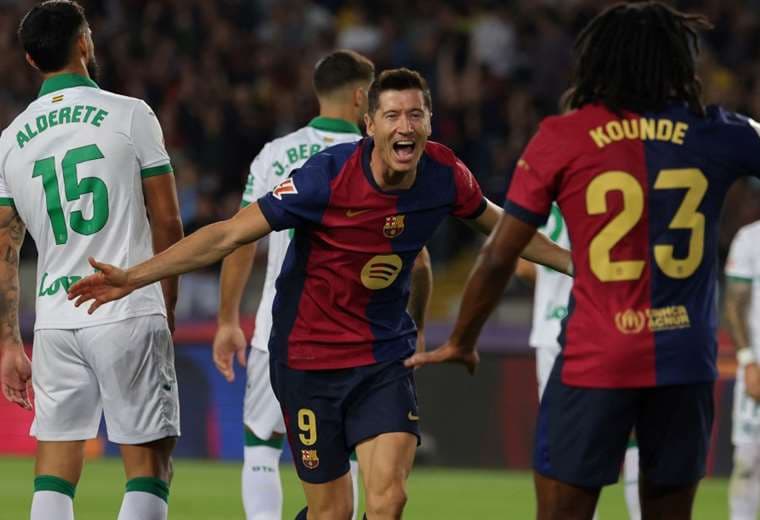 Robert Lewandowski dio la victoria al Barcelona. Foto: AFP