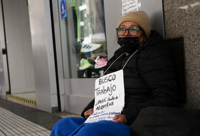 La pobreza en Argentina alcanza el 52,9% en el primer semestre de 2024, un aumento de 11 puntos desde que asumió Javier Milei